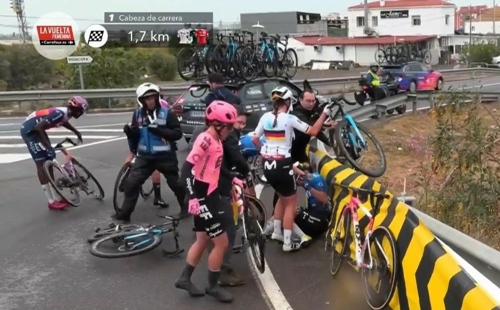 Momenty pełne niebezpieczeństwa na trasie drugiego etapu wyścigu La Vuelta Femenina. Wszystko dzieje się w okolicach mety