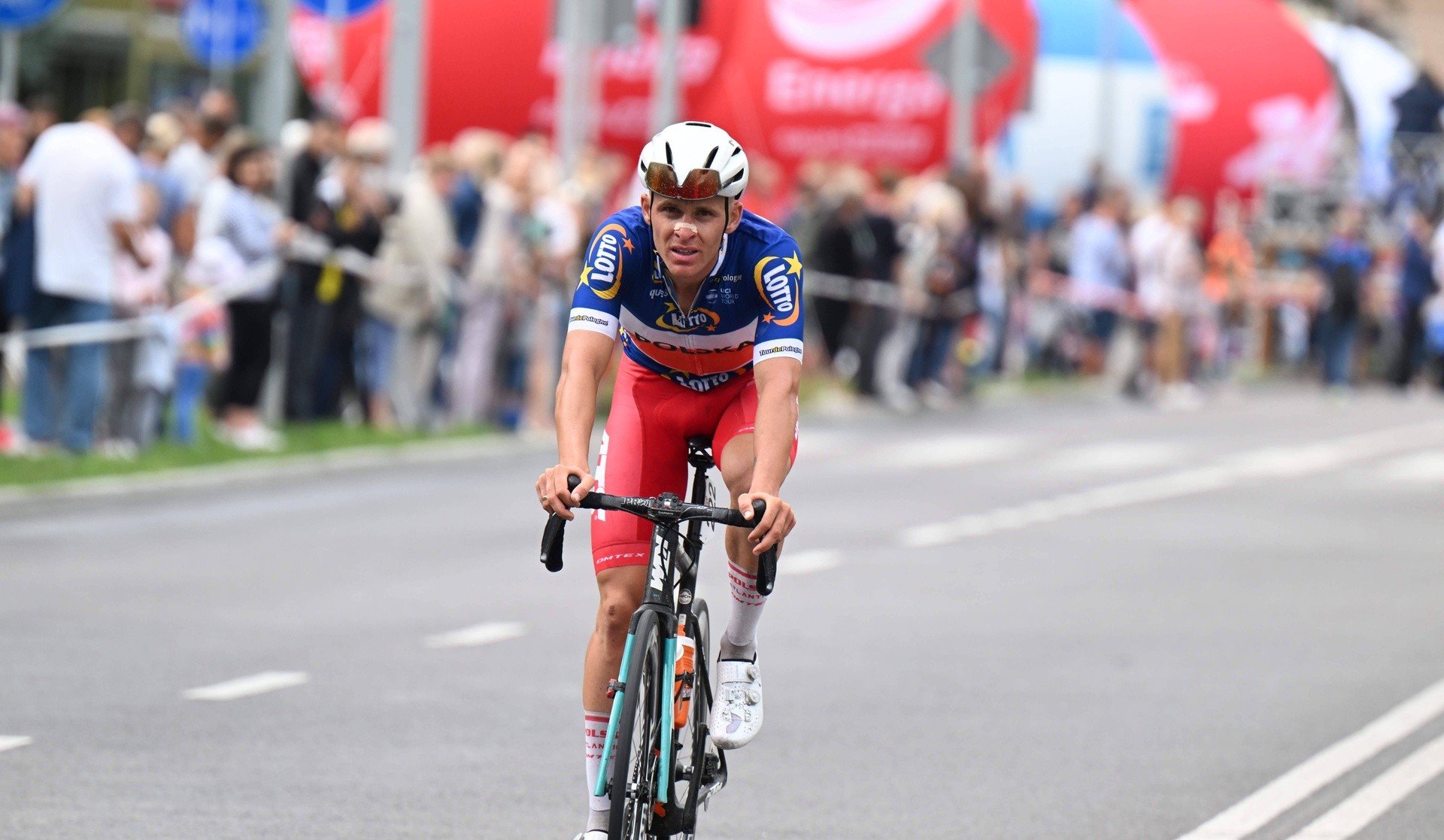 Patryk Stosz na podium w 4. etapie Tour du Loir et Cher we Francji.