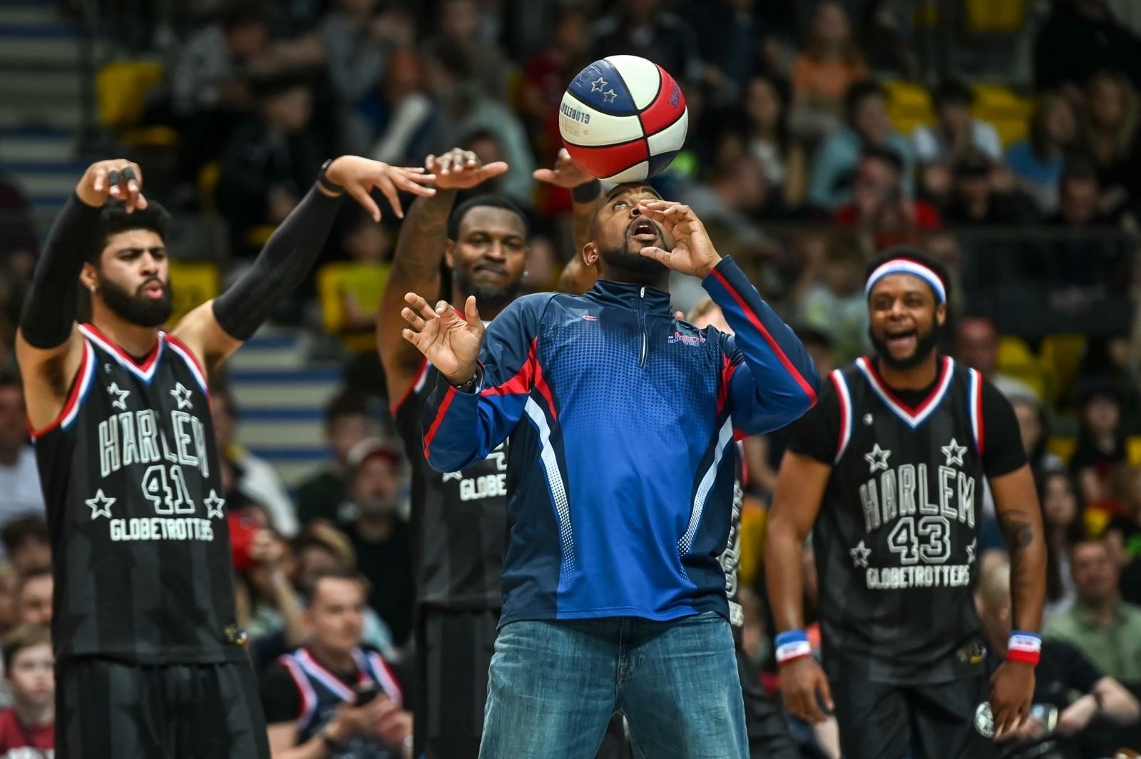 Triki z piłką do koszykówki w hali w Gdyni. Harlem Globetrotters czarowali trójmiejską publiczność ZDJĘCIA