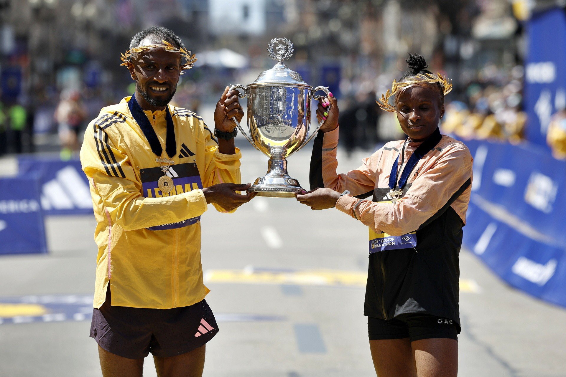 Etiopczyk Sisay Lemma i Kenijka Hellen Obiri zwycięzcami Maratonu w Bostonie