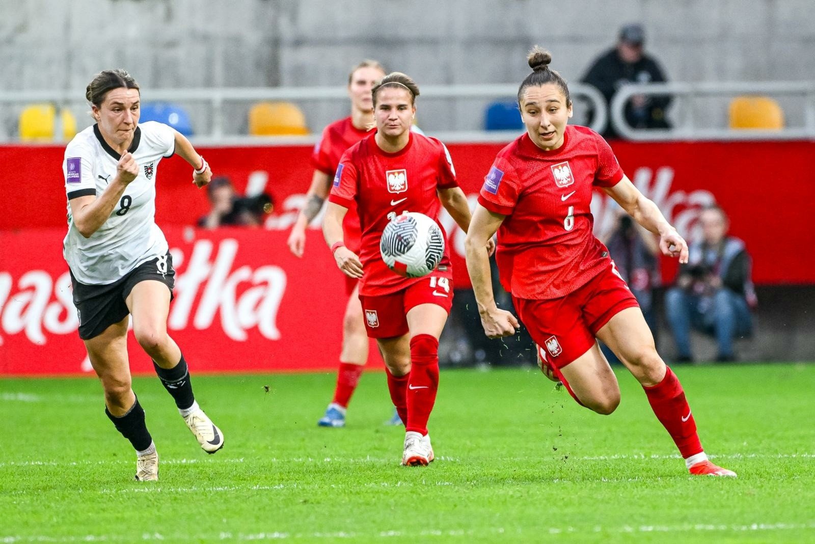 Reprezentacja kobiet Polski przegrana z Austrią w Gdyni w eliminacjach EURO 2025. Piękny gol Eweliny Kamczyk.