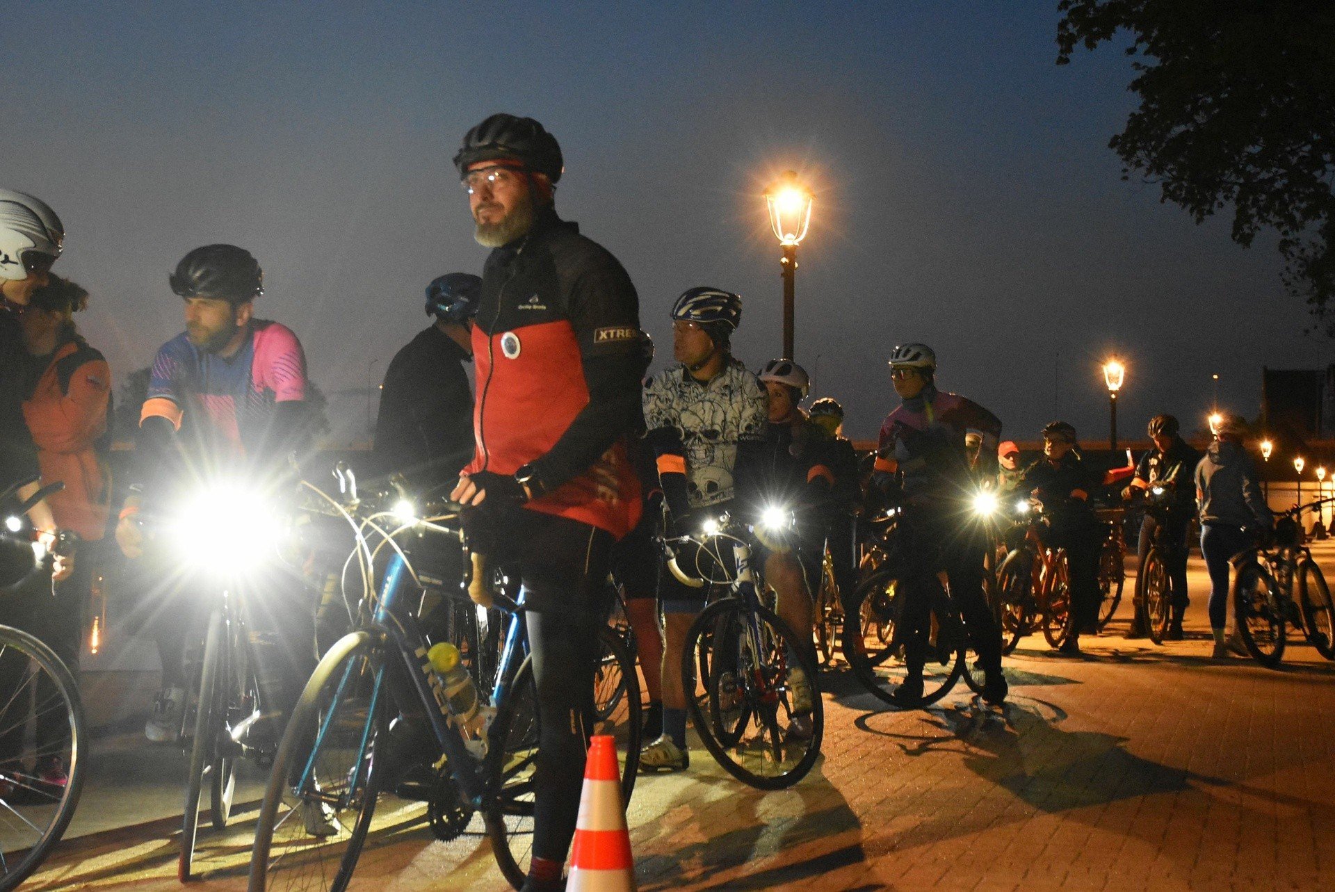 Malbork: nocna sztafeta rowerowa z udziałem uczestników pokonujących ponad 200 km