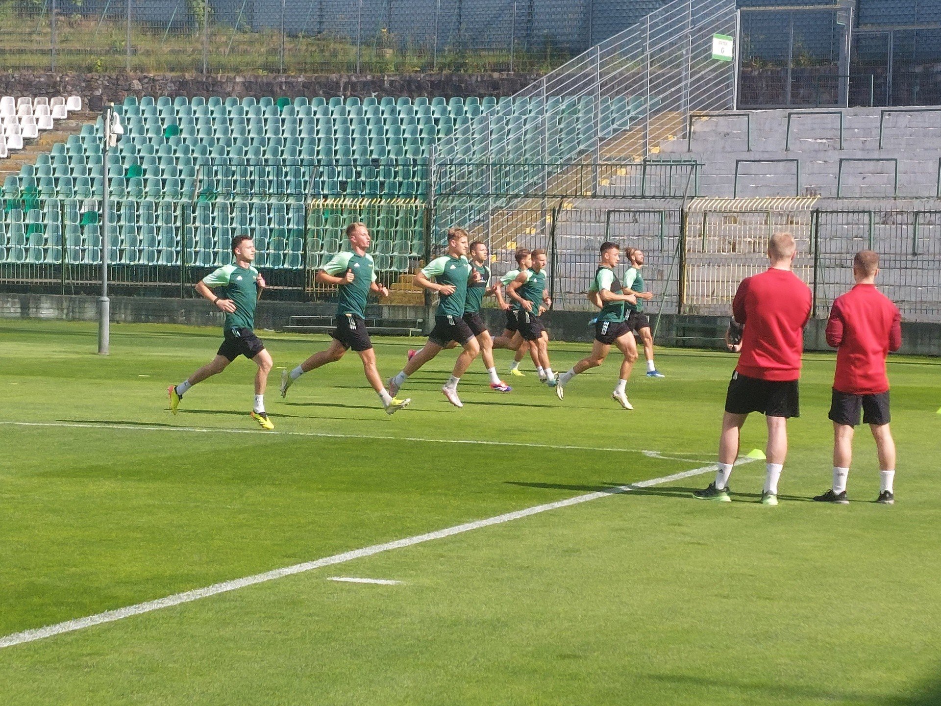 Lechia Gdańsk rozpoczęła przygotowania do nowego sezonu w PKO Ekstraklasie. Szymon Grabowski: Dojdzie siedmiu, ośmiu piłkarzy