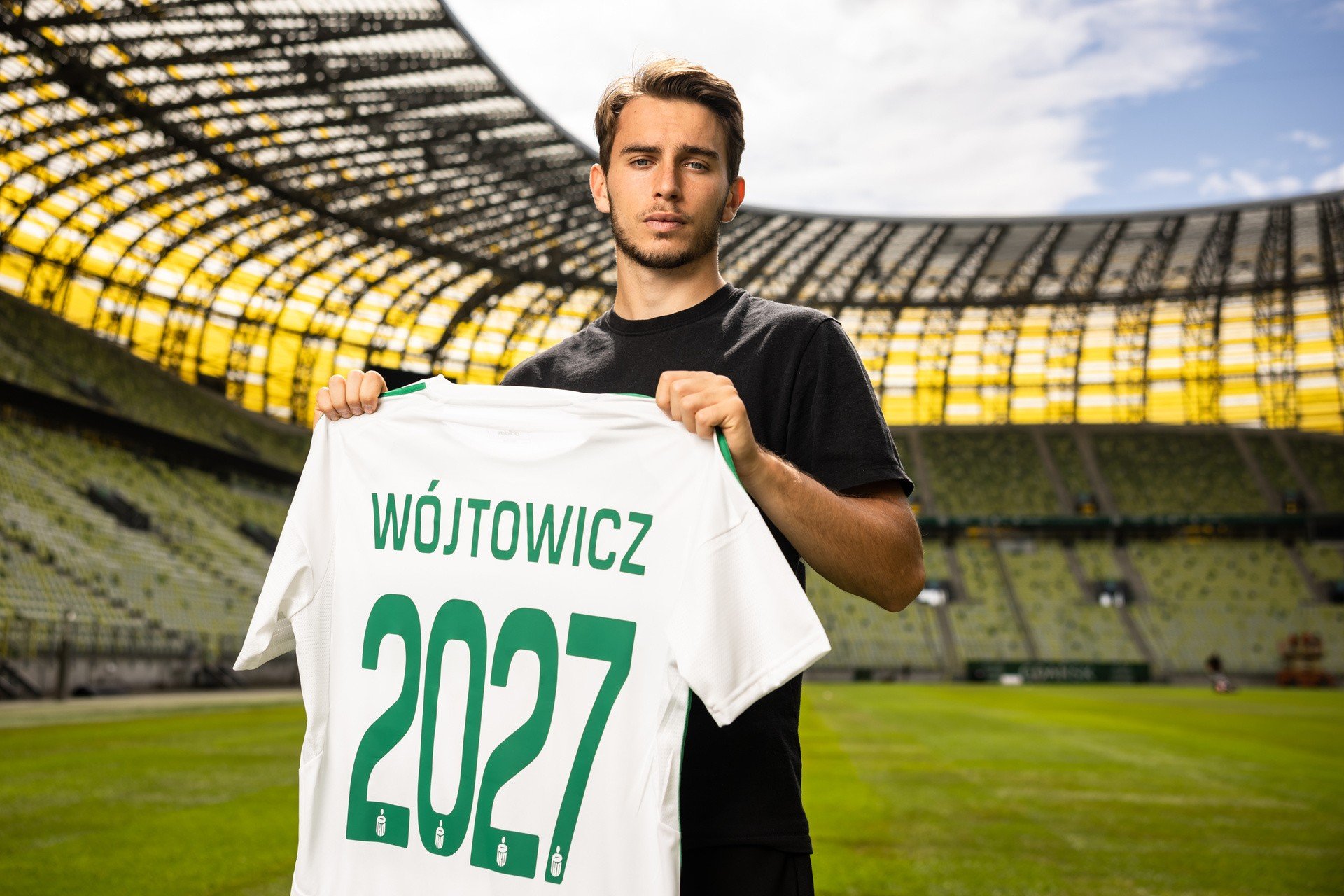 Lechia Gdańsk sprowadziła młodego pomocnika przed meczem z Motorem Lublin, który odbędzie się w piątek.