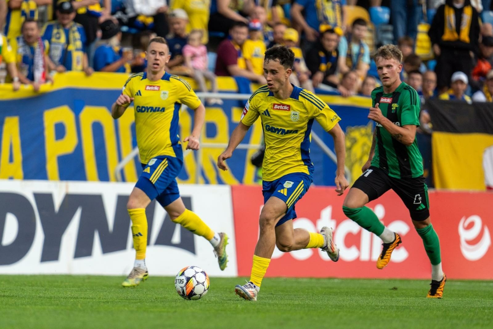 Arka Gdynia chce pokonać Miedź Legnica i znaleźć nowego trenera po meczu