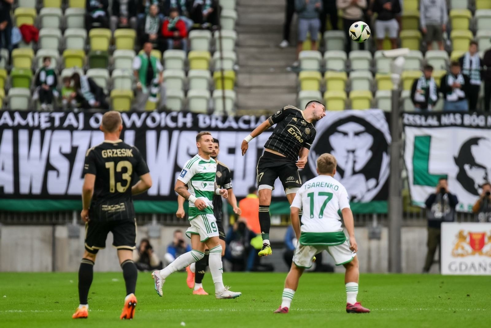 Lechia Gdańsk wygrywa u siebie pierwszy raz od majowych derbów! Sędzia zabiera gola Maksymowi Chłaniowi, ale Camilo Mena wykorzystuje karnego